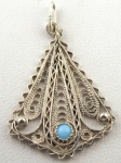 Stříbrný přívěsek s filigránem a modrým korálkem